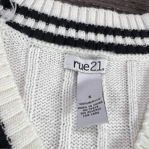 Rue 21 White Cable Knit Sweater with Black Stripes - Picture 2 of 4